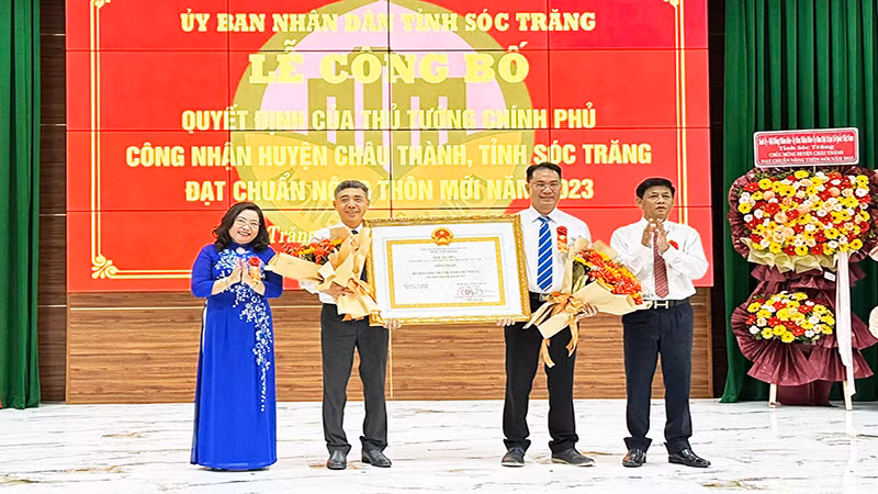 Thừa ủy nhiệm của Thủ tướng Chính phủ, lãnh đạo tỉnh Sóc Trăng trao Bằng chứng nhận đạt chuẩn nông thôn mới cho huyện Châu Thành.