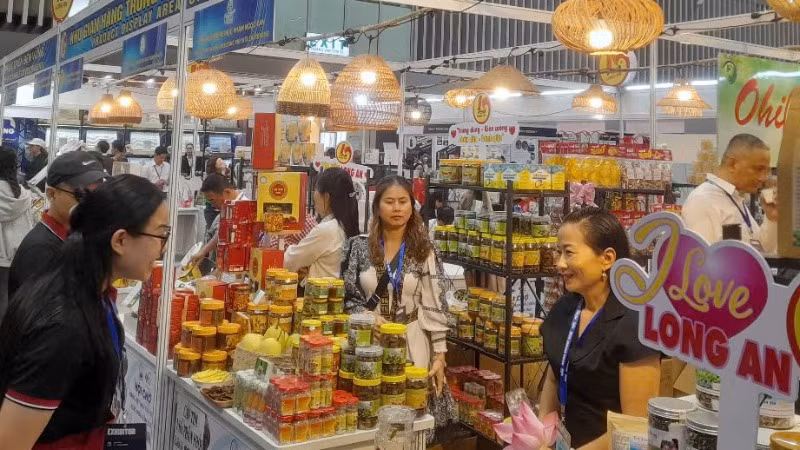 Khách hàng tham quan sản phẩm OCOP tiêu biểu của doanh nghiệp Long An sản xuất trưng bày tại hội chợ.