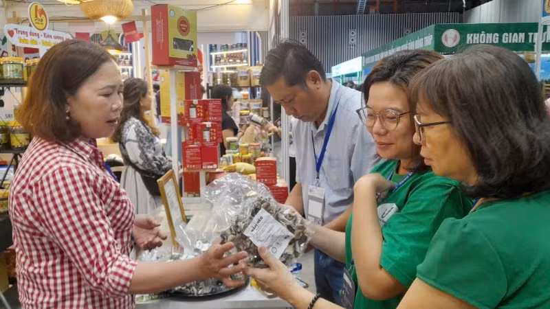 Khách hàng tìm hiểu mặt hàng nấm mèo sấy khô do doanh nghiệp Long An sản xuất. Khách hàng tìm hiểu mặt hàng nấm mèo sấy khô do doanh nghiệp Long An sản xuất.