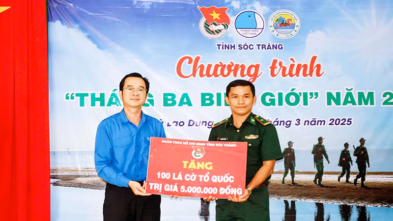 Tỉnh đoàn Sóc Trăng trao 100 lá cờ Tổ quốc cho đồn Biên phòng An Thạnh Ba để tặng cho ngư dân.