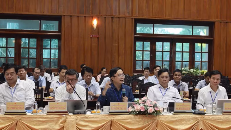 Đại biểu Đại học Quốc gia Thành phố Hồ chí Minh đóng góp ý kiến. Đại biểu Đại học Quốc gia Thành phố Hồ chí Minh đóng góp ý kiến.