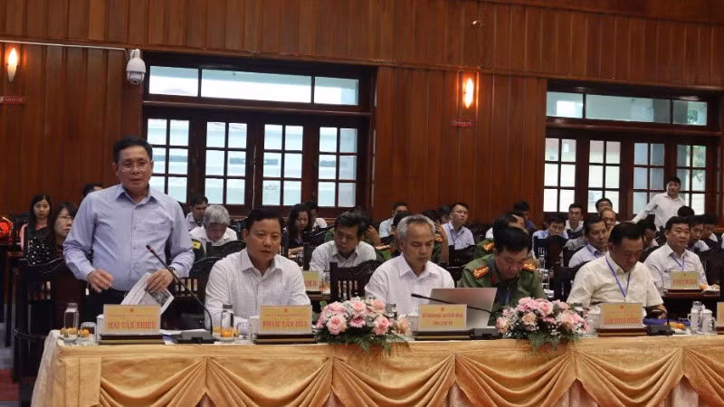 Lãnh đạo tỉnh Long An ý kiến với các diễn giả của Trường đại học Quốc gia Thành phố Hồ Chí Minh. Lãnh đạo tỉnh Long An ý kiến với các diễn giả của Trường đại học Quốc gia Thành phố Hồ Chí Minh.