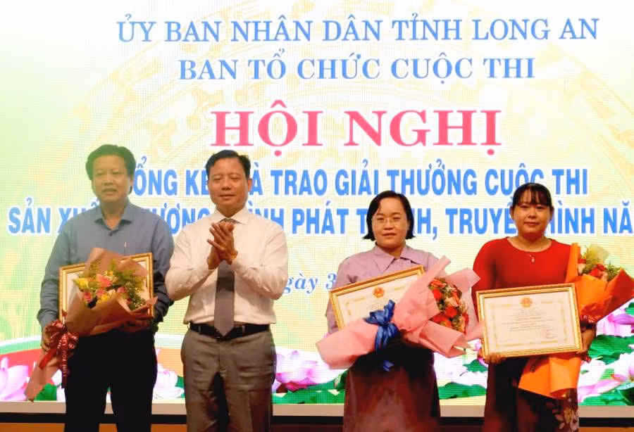 Lãnh đạo tỉnh Long An trao giải Nhất, Nhì và Ba cho các đơn vị đạt giải. 