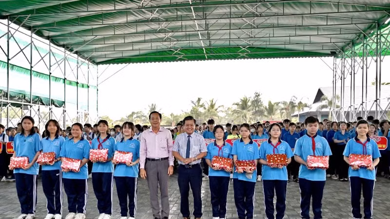 Ban tổ chức tặng dụng cụ bơi lội, phòng đuối nước cho đại diện các địa phương.