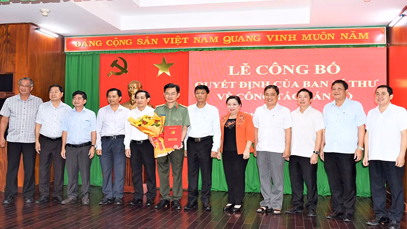 Ban Thường vụ Tỉnh ủy Sóc Trăng chúc mừng Đại tá Trần Văn Dương.