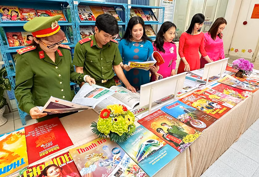 Hội Báo Xuân Giáp Thìn tỉnh Sóc Trăng thu hút đông đảo người tham quan gian trưng bày.