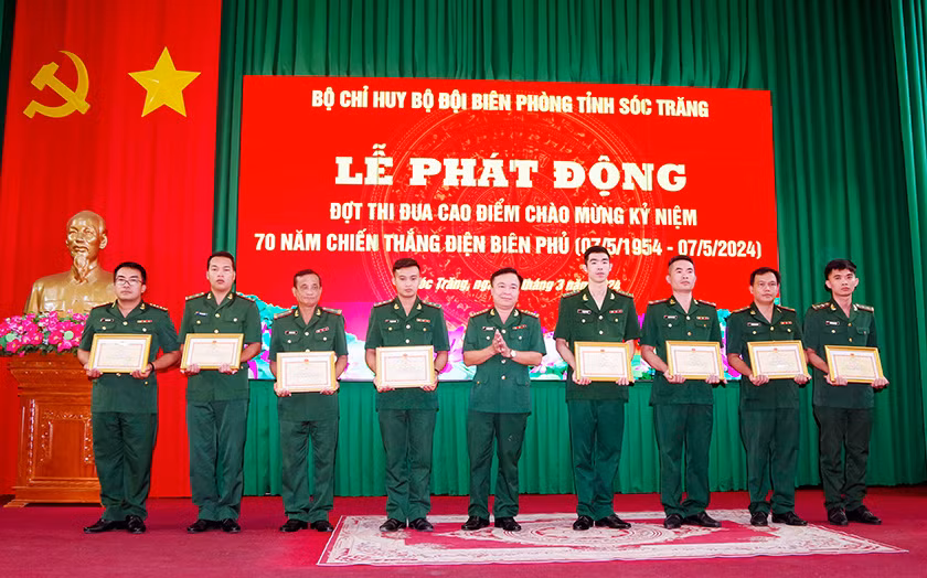 Khen thưởng các tập thể, cá nhân tiêu biểu, xuất sắc. Khen thưởng các tập thể, cá nhân tiêu biểu, xuất sắc.