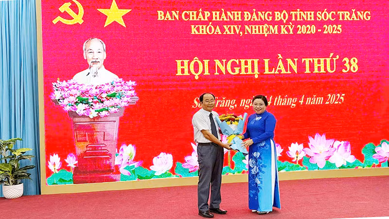 Phó Bí thư Thường trực Tỉnh ủy Sóc Trăng Hồ Thị Cẩm Đào tặng hoa chúc mừng đồng chí Nguyễn Văn Bốn Phó Bí thư Thường trực Tỉnh ủy Sóc Trăng Hồ Thị Cẩm Đào tặng hoa chúc mừng đồng chí Nguyễn Văn Bốn