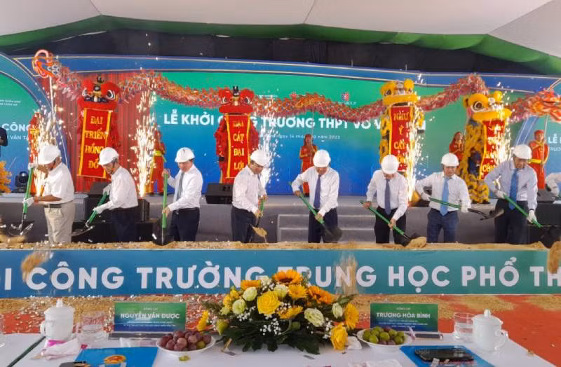 Nguyên lãnh đạo Trung ương, lãnh đạo tỉnh Long An và nhà tài trợ động thổ khởi công trường Võ Văn Tần. 