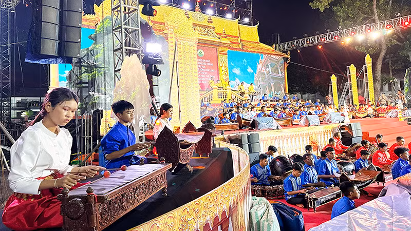 Một thiếu nữ nhạc công cùng hoà tấu với đại dàn nhạc Một thiếu nữ nhạc công cùng hoà tấu với đại dàn nhạc
