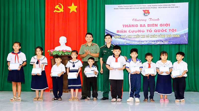 Tặng quà cho các em học sinh tại xã Gia Hòa, huyện Mỹ Xuyên.