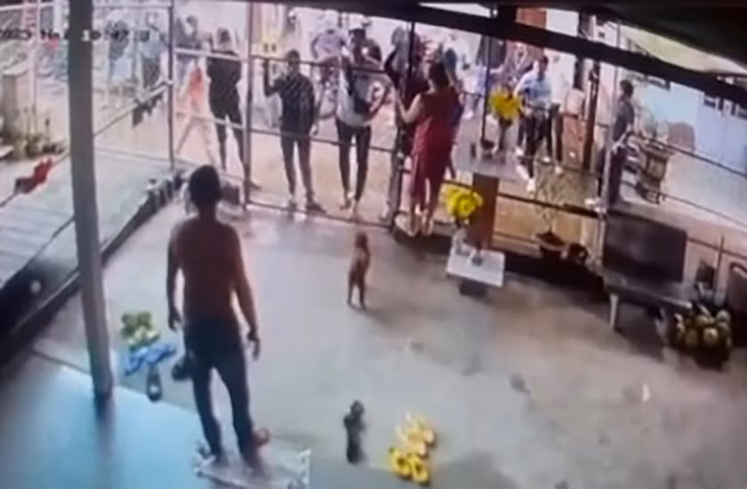 Các đối tượng kéo đến nhà để giải quyết mâu thuẫn. (Ảnh: trích camera) Các đối tượng kéo đến nhà để giải quyết mâu thuẫn. (Ảnh: trích camera)