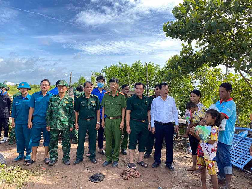 Lãnh đạo địa phương và bộ đội đến thăm hỏi, động viên, tặng quà và trao tiền hỗ trợ cho các hộ dân bị thiệt hại nặng do thiên tai.