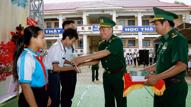 Đại tá Lê Văn Anh, Phó Chính ủy Bộ đội Biên phòng tỉnh Sóc Trăng trao học bổng cho học sinh.