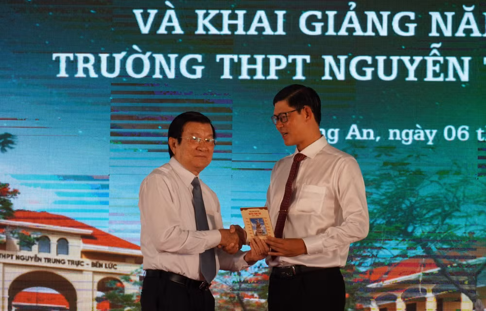 Nguyên Chủ tịch nước Trương Tấn Sang trao sách Tiểu sử Nguyễn Trung Trực cho thầy Đàm Văn Tuyến, Hiệu trưởng Trường Trung học phổ thông Nguyễn Trung Trực.