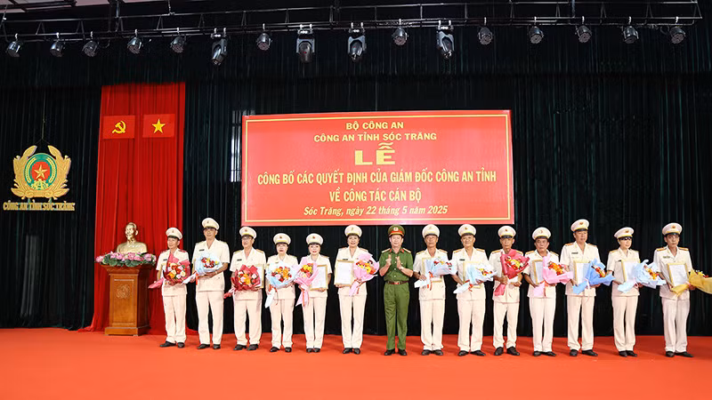 Trao quyết định cho các đồng chí được nghỉ công tác hưởng chế độ hưu trí. (Ảnh: NGUYỄN HOÀNG)
