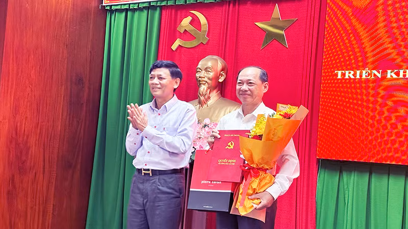 Bí thư Tỉnh ủy Sóc Trăng Lâm Văn Mẫn trao quyết định nghỉ hưu cho đồng chí Lâm Tấn Hòa, nguyên Trưởng Ban Tuyên giáo Tỉnh ủy.