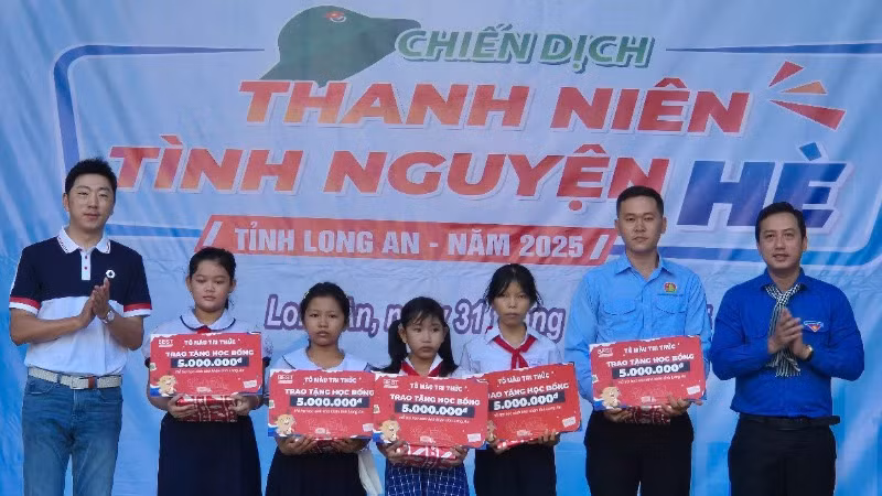 Trao 5 suất học bổng cho các học sinh có hoàn cảnh đặc biệt khó khăn, mỗi suất trị giá 5 triệu đồng. Trao 5 suất học bổng cho các học sinh có hoàn cảnh đặc biệt khó khăn, mỗi suất trị giá 5 triệu đồng.