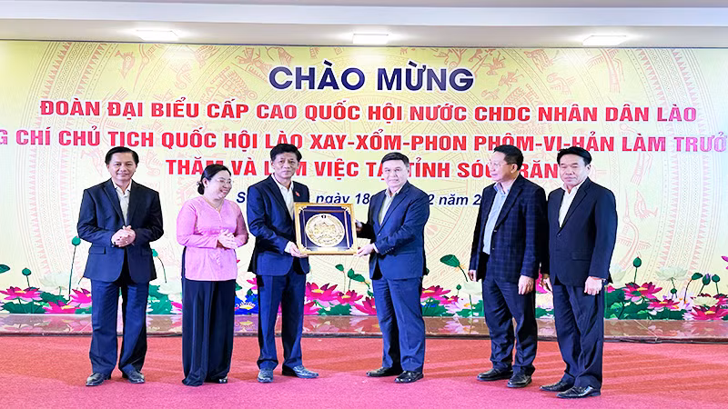 Chủ tịch Quốc hội Lào tặng quà lưu niệm cho lãnh đạo tỉnh Sóc Trăng. Chủ tịch Quốc hội Lào tặng quà lưu niệm cho lãnh đạo tỉnh Sóc Trăng.