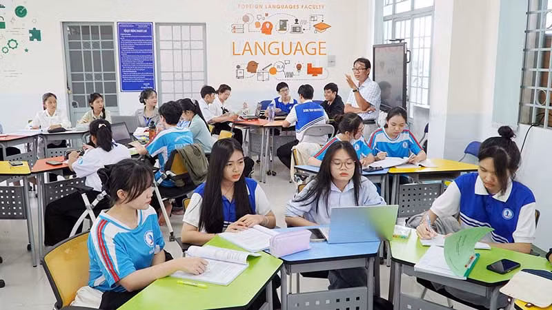 Sinh viên ngành sư phạm Tiếng Anh, Trường đại học Đồng Tháp, trong giờ học tại “Phòng học thông minh”. (Ảnh HỮU NGHĨA)