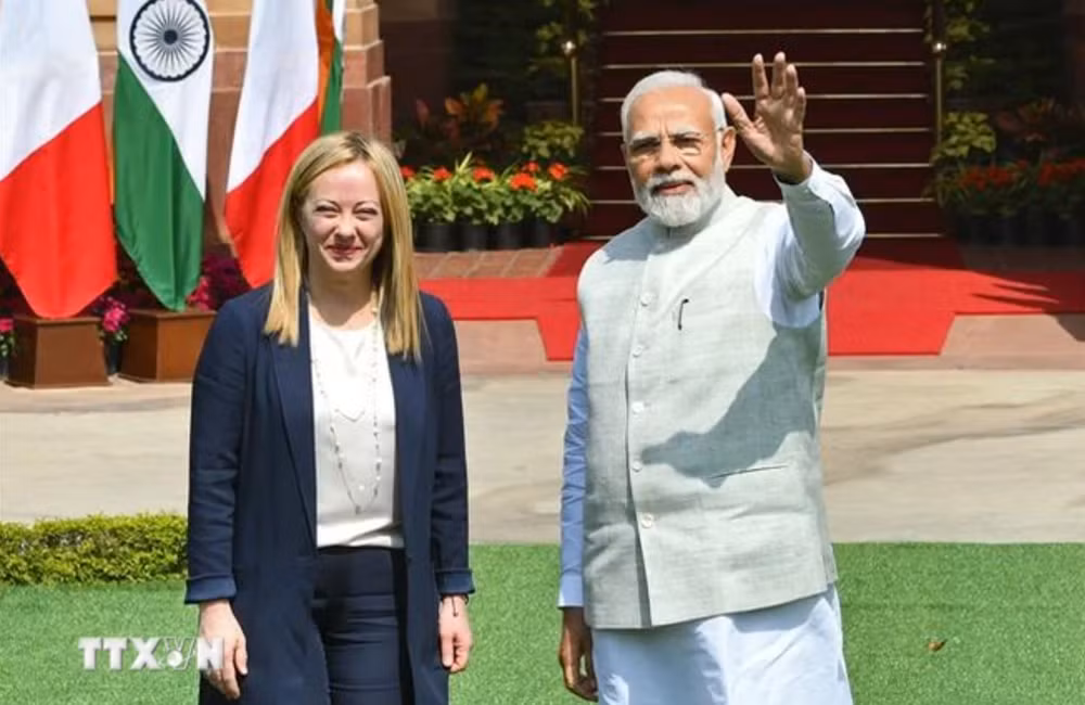 Thủ tướng Ấn Độ Narendra Modi (phải) trong cuộc gặp Thủ tướng Italia Giorgia Meloni tại New Delhi ngày 2/3/2023. (Ảnh: AFP/TTXVN)