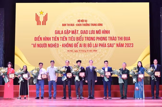 Đại diện Ban Thi đua-Khen thưởng Trung ương tặng hoa các tấm gương điển hình tiên tiến. 