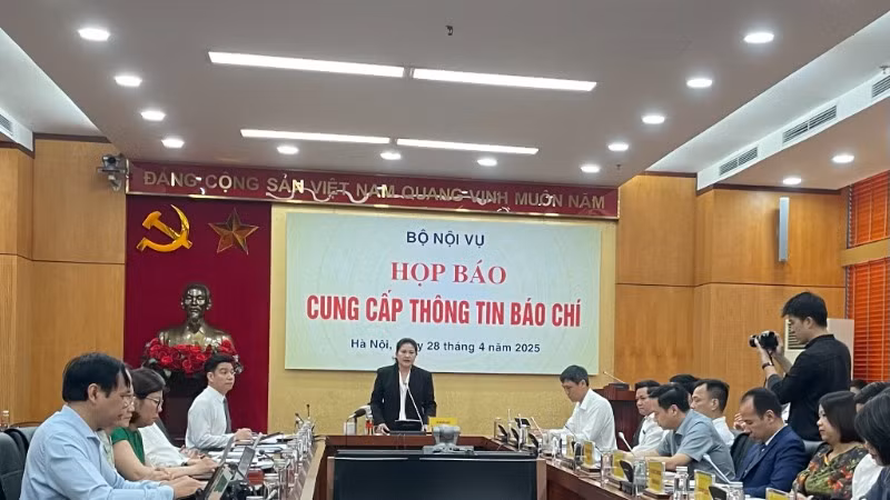 Thứ trưởng Nguyễn Thị Hà phát biểu tại họp báo.