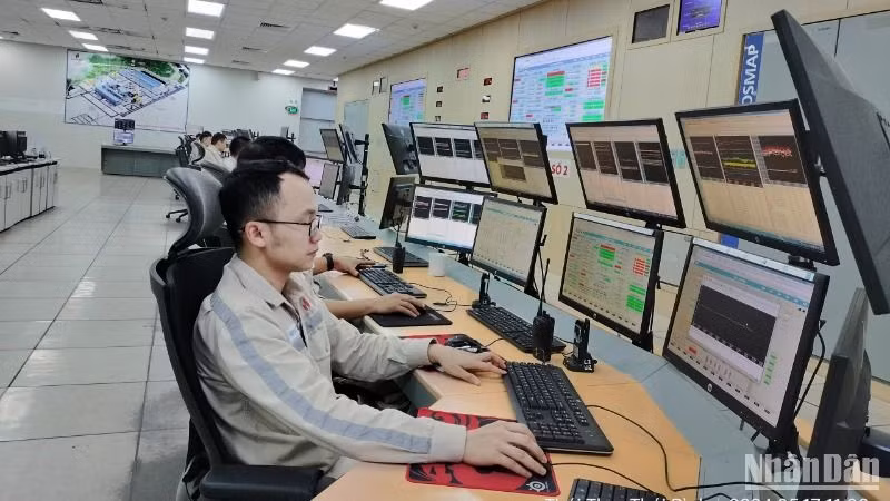 Cán bộ kỹ thuật trực tại phòng điều khiển trung tâm của Nhà máy nhiệt điện Thái Bình 2.