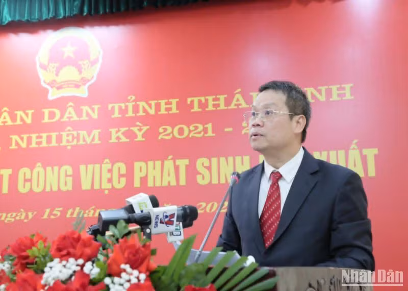 Tân Chủ tịch Ủy ban nhân dân tỉnh Thái Bình Nguyễn Mạnh Hùng phát biểu ý kiến. Tân Chủ tịch Ủy ban nhân dân tỉnh Thái Bình Nguyễn Mạnh Hùng phát biểu ý kiến.