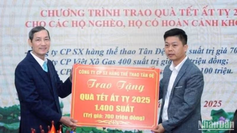 Hiệp hội Doanh nghiệp tỉnh Thái Bình tiếp nhận những tấm lòng hảo tâm, thơm thảo của các doanh nghiệp ủng hộ kinh phí mua quà Tết tặng người nghèo, người có hoàn cảnh khó khăn trên địa bàn.