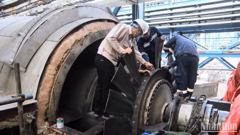 Công nhân đang bảo trì quạt gió cấp 1 tại Tổ máy số 1, Nhà máy Nhiệt điện Thái Bình 2. Công nhân đang bảo trì quạt gió cấp 1 tại Tổ máy số 1, Nhà máy Nhiệt điện Thái Bình 2.