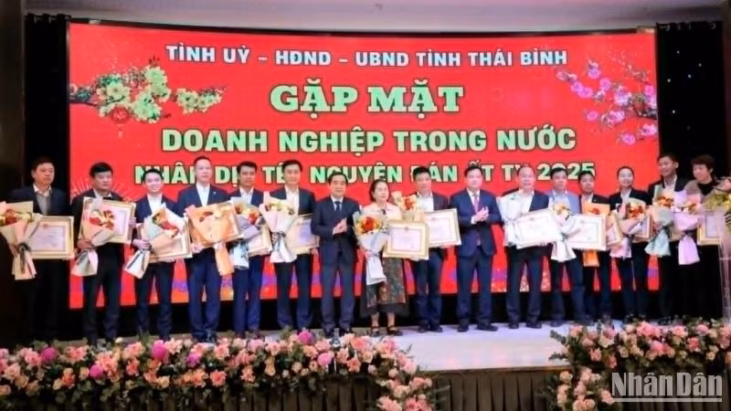 Lãnh đạo tỉnh Thái Bình tặng bằng khen cho các doanh nghiệp tiêu biểu trong thực hiện an sinh xã hội trên địa bàn trong năm 2024.
