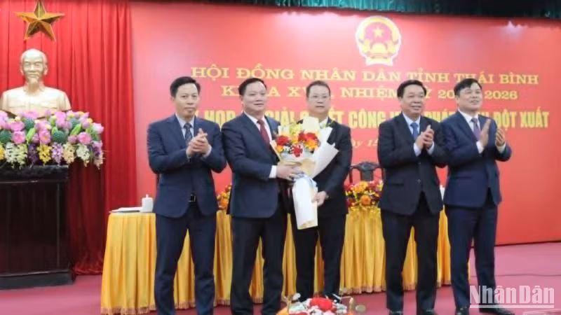 Các đồng chí lãnh đạo tỉnh Thái Bình tặng hoa chúc mừng tân Chủ tịch Ủy ban nhân dân tỉnh Nguyễn Mạnh Hùng.