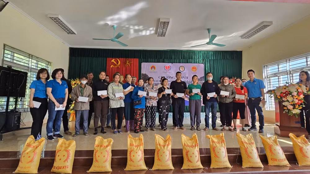 Trao hỗ trợ cho người dân bị thiên tai tại huyện Yên Bình. (Ảnh: THANH SƠN)