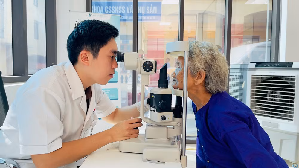 Khám bệnh về mắt cho người dân thành phố Yên Bái. (Ảnh: THANH SƠN)