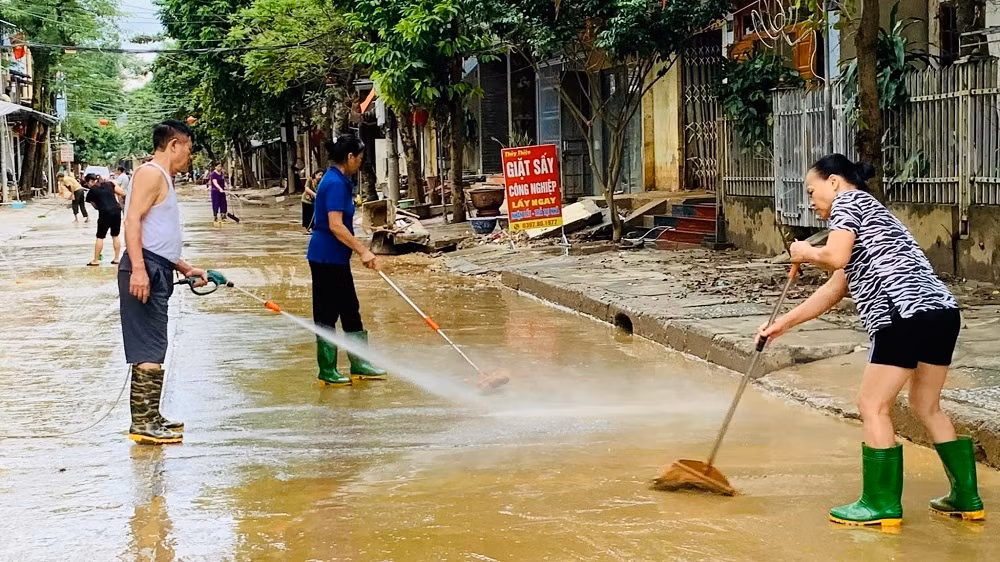 Vệ sinh đường phố sau nước rút tại thành phố Yên Bái. (Ảnh: THANH SƠN) Vệ sinh đường phố sau nước rút tại thành phố Yên Bái. (Ảnh: THANH SƠN)