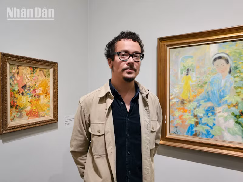 Bản thân anh Louis Lê Kim, cháu nội họa sĩ Lê Phổ, cũng là một nghệ sĩ, tìm thấy nguồn cảm hứng từ những bức tranh trong buổi triển lãm. (Ảnh: MINH DUY) Bản thân anh Louis Lê Kim, cháu nội họa sĩ Lê Phổ, cũng là một nghệ sĩ, tìm thấy nguồn cảm hứng từ những bức tranh trong buổi triển lãm. (Ảnh: MINH DUY)