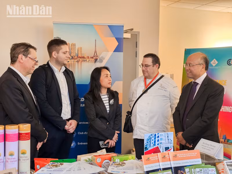Theo Đại sứ Đinh Toàn Thắng, hiện nay các doanh nghiệp có thể trao đổi bằng các phương thức điện tử, nhưng những buổi gặp gỡ trực tiếp như thế này có ý nghĩa quan trọng không kém. (Ảnh: MINH DUY)