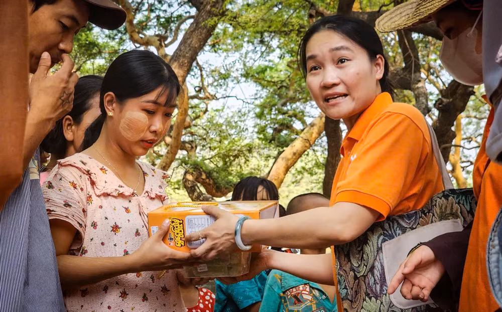 Chị Chu Thị Nguyệt trao quà, tiền hỗ trợ cho các nhà sư và người dân bị ảnh hưởng bởi động đất tại Sagaing - địa phương bị tàn phá nặng nề nhất. (Ảnh: THÀNH ĐẠT)