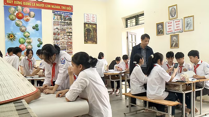 Chiếc nón lá truyền thống đã có mặt trong những tiết học của thầy và trò Trường THCS Gia Thanh, huyện Phù Ninh, Phú Thọ. 