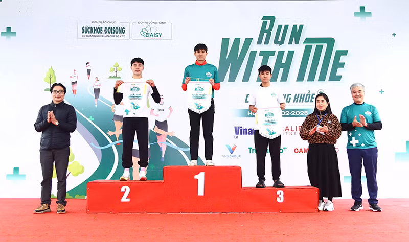 Trao giải cho các vận động viên nam Top đầu cự ly 10km. Trao giải cho các vận động viên nam Top đầu cự ly 10km.