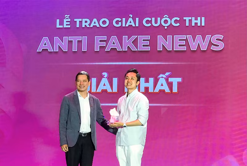 Giải nhất cuộc thi "Anti Fake News" được trao cho Tiktoker Lê Phúc Thành. Giải nhất cuộc thi "Anti Fake News" được trao cho Tiktoker Lê Phúc Thành.