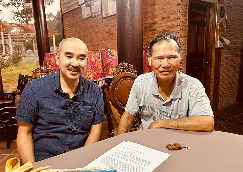 Đạo diễn Bùi Thạc Chuyên và anh hùng Tô Văn Đực. Đạo diễn Bùi Thạc Chuyên và anh hùng Tô Văn Đực.
