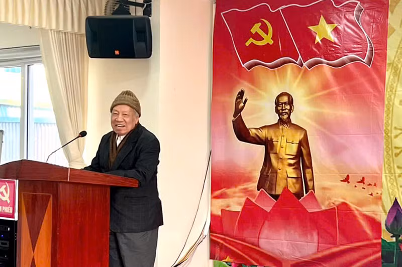 Ông Phan Văn Lai phát biểu tại Đại hội Chi bộ 8, phường Ô Chợ Dừa.