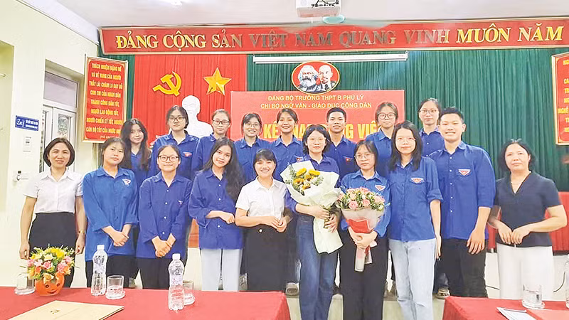 Ban Giám hiệu Trường THPT B Phủ Lý và các đoàn viên chúc mừng 2 học sinh ưu tú được kết nạp vào Đảng.