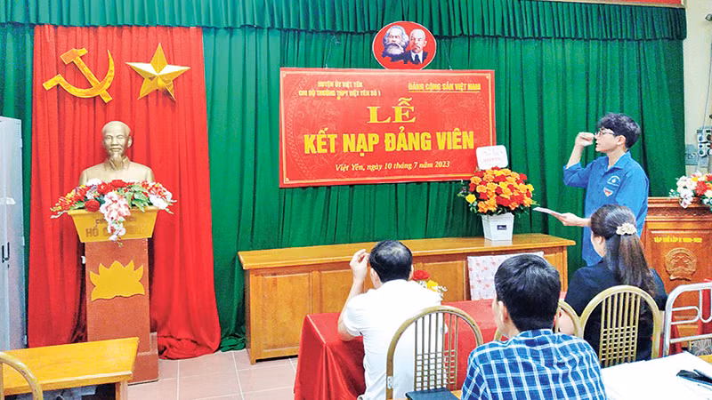Học sinh Trường THPT Việt Yên số 1 đọc lời tuyên thệ tại Lễ Kết nạp đảng viên.