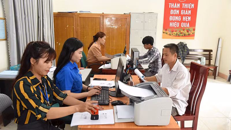 Công chức xã Kiên Mộc, huyện Đình Lập, tỉnh Lạng Sơn giải quyết thủ tục hành chính phục vụ người dân. Ảnh | KHÁNH AN