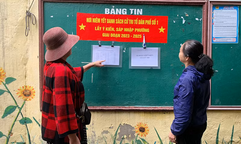 Cử tri tổ dân phố số 1 phường Lạc Viên, quận Ngô Quyền xem danh sách niêm yết lấy ý kiến cử tri sáp nhập phường giai đoạn 2023- 2025.