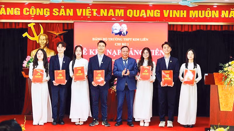 Phó Bí thư Thành ủy Hà Nội Nguyễn Văn Phong trao Quyết định kết nạp đảng viên cho 7 học sinh ưu tú Trường THPT Kim Liên. 