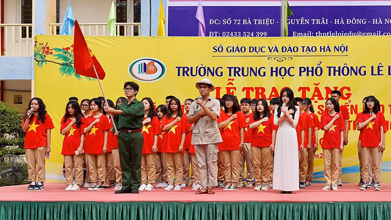 Học sinh Trường THPT Lê Lợi (Hà Nội) hát Quốc ca tại Lễ trao tặng 1.500 lá cờ Tổ quốc gửi các chiến sĩ biển đảo Trường Sa và thi hát Quốc ca. 